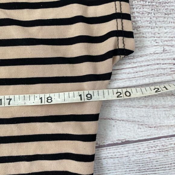 Belah & Codey women M scoopneck stripe top w/decorative shoulder buttons - Picture 11 of 12